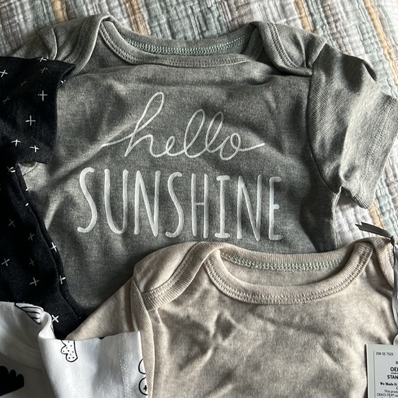 4 pack Cloud Island Short Sleeve Onesies Size 18M NWT - Picture 3 of 5